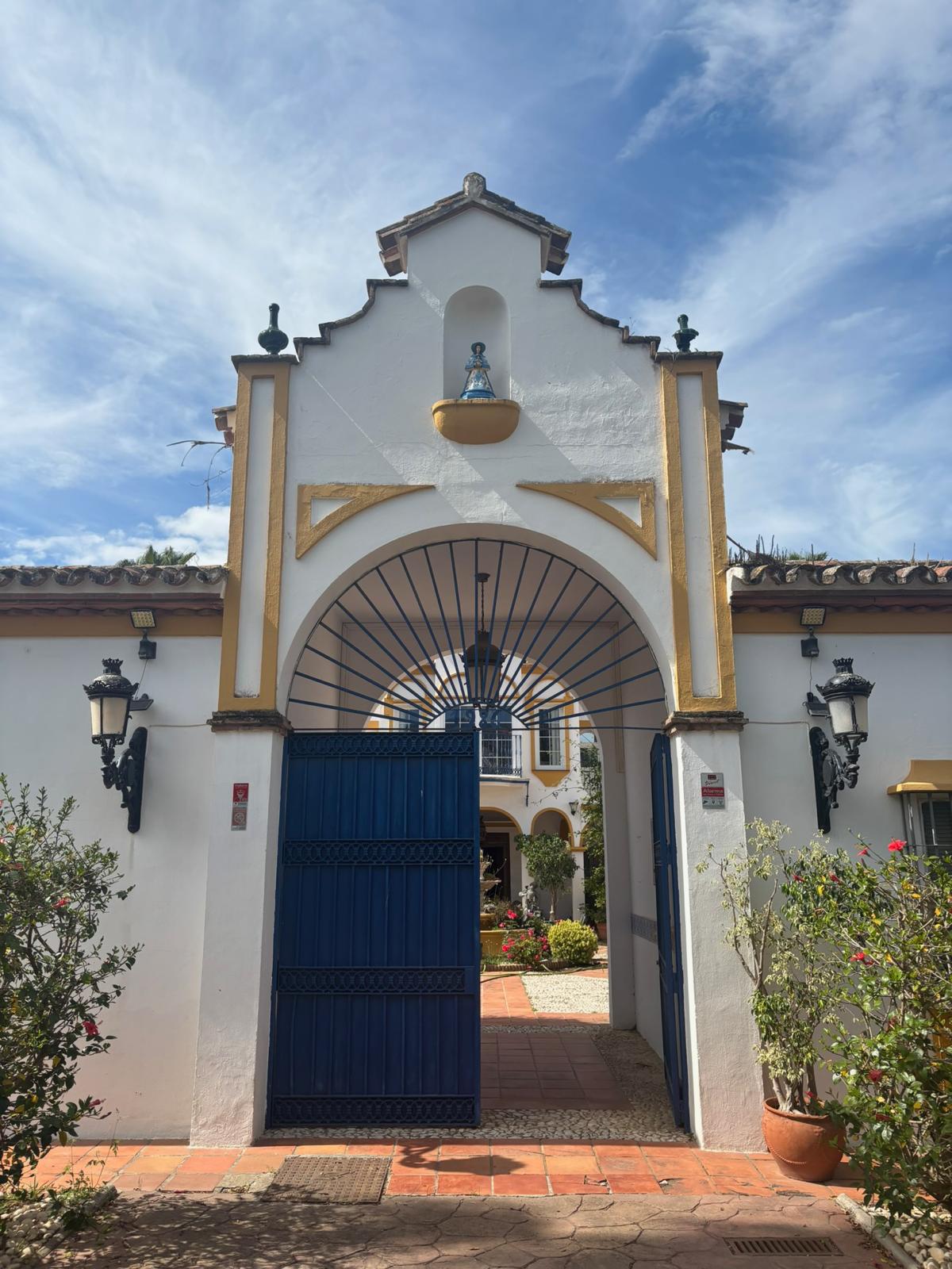 Entrada del campus de AIM School